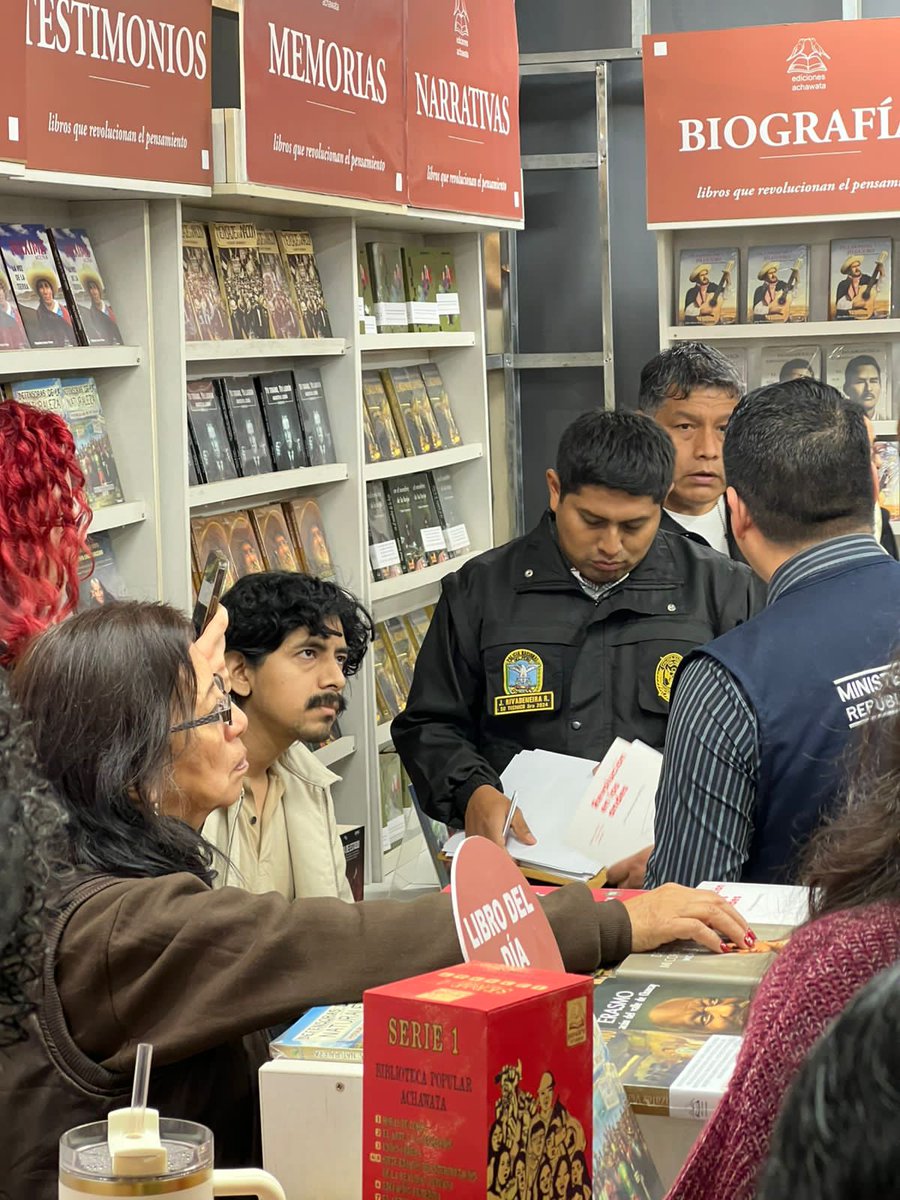 Marcheur182's tweet photo. El gran logro de la Editorial Achawata es hacer que los policías lean, al menos, algunas páginas de un libro. https://t.co/SubrWmgia6