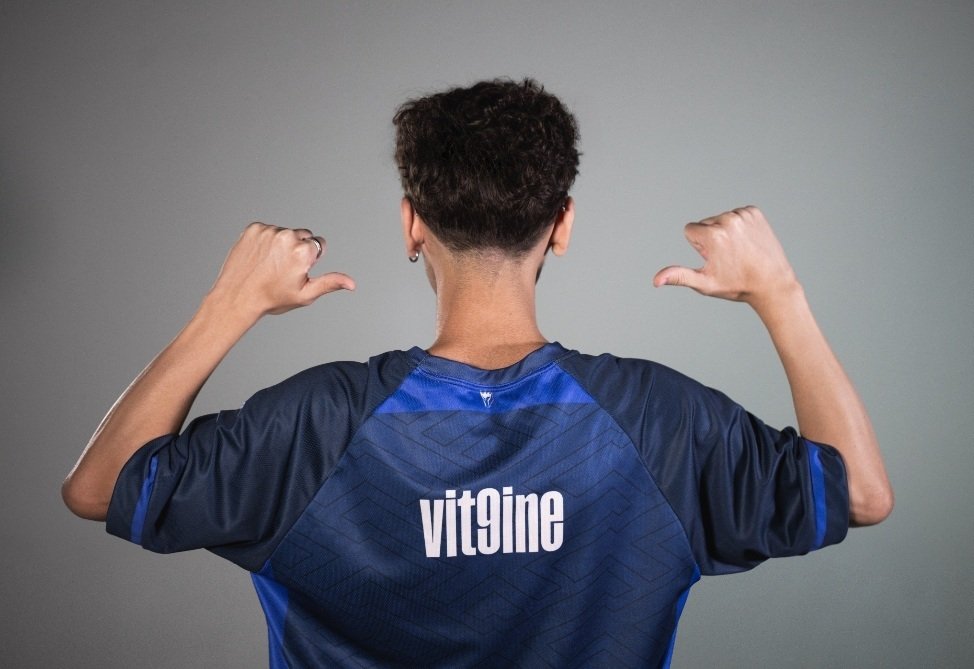 v (@vit9ine) on Twitter photo 🚨Com o desligamento com a <a href="/TBKEsportsGG/">TBK Esports</a> venho avisar que me encontro F/A sem qualquer tipo de multa rescisória.
Tenho experiência como Sentinela e Controlador, porém estou disposto a exercer qualquer outra função.
Contato via DM! 📩
RT = ♥️ 🚨Com o desligamento com a <a href="/TBKEsportsGG/">TBK Esports</a> venho avisar que me encontro F/A sem qualquer tipo de multa rescisória.
Tenho experiência como Sentinela e Controlador, porém estou disposto a exercer qualquer outra função.
Contato via DM! 📩
RT = ♥️