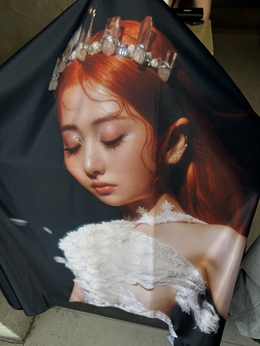 renemybaeby's tweet photo. here at tim horton’s! if you cant find me then find this tapestry LOL 😭😭 https://t.co/YZNILWOrmq