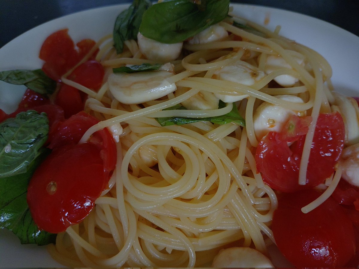 143sth's tweet photo. レシピ通り温かい麺を和えただけのクルダイオーラ。
こっちの方が味は👍️😋
冷製クルダイオーラもいいが、温かい麺に和える方がよりトマト、バジル、モッツァレラとソースの絡みが乳化?してタマラナイ😍#パスタ #クルダイオーラ #crudaiola https://t.co/cE43YQjZef