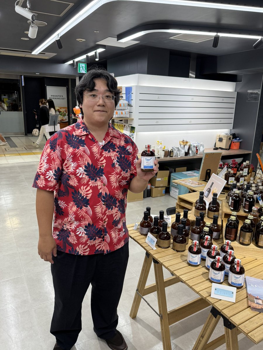 SAVEFUNCoLtd's tweet photo. 池袋のAZLM TOBUで試飲販売会初日、始まりました！
コーラ専門家の空水りょーすけさん(@soramizuryosuke )が各商品を詳しく説明中‼️

お気軽にお立ち寄りください🙇‍♂️ https://t.co/tAiKqbpkFo