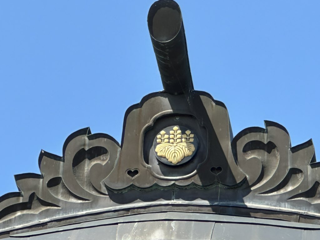 寺社仏閣には至る所にハートがあるのは皆さんお気づきでしょうか？
猪目と言って、ハート型に似た日本の伝統的な文様で、魔除けや福を招く意味が込められています。
ハート型に似るというかまんまハートです❤︎
まもなくお披露目できるかと思います😊

#福島県
#二本松市
#猪目
#東北の猪目窓