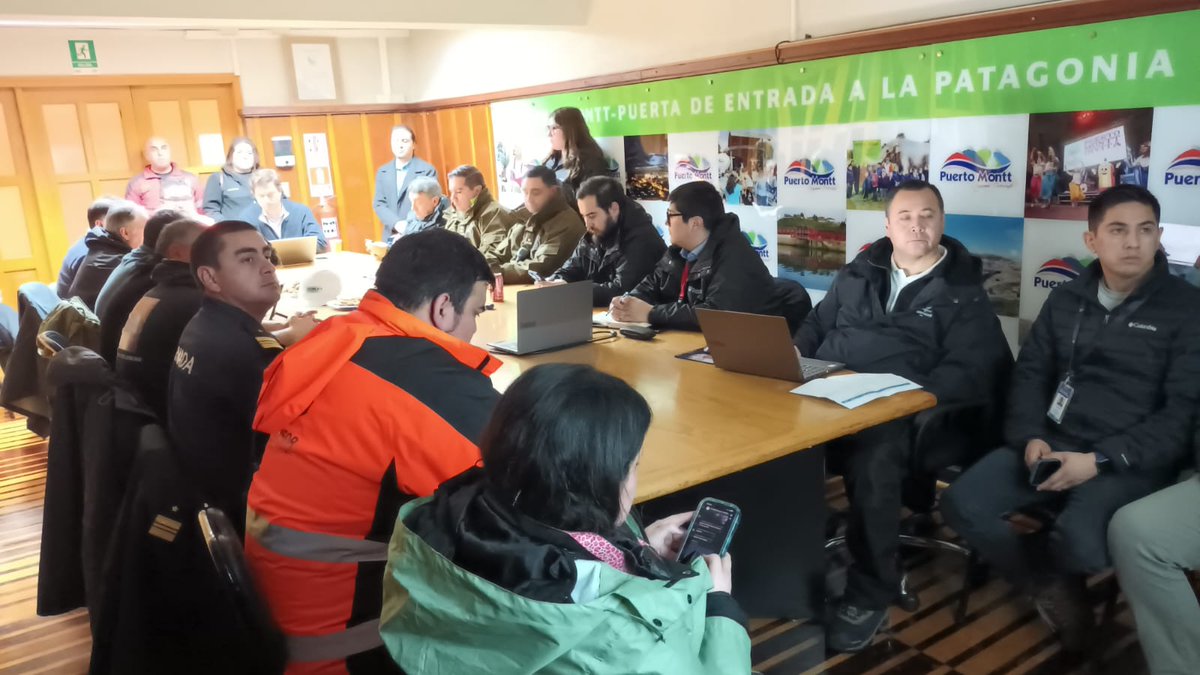 A esta hora sesiona el Cogrid comunal, con presencia de todos los equipos municipales más Carabineros, Bomberos, la Armada, Bote Salvavidas y emergencias, para coordinar acciones frente a las intensas lluvias que afectan a #PuertoMontt.