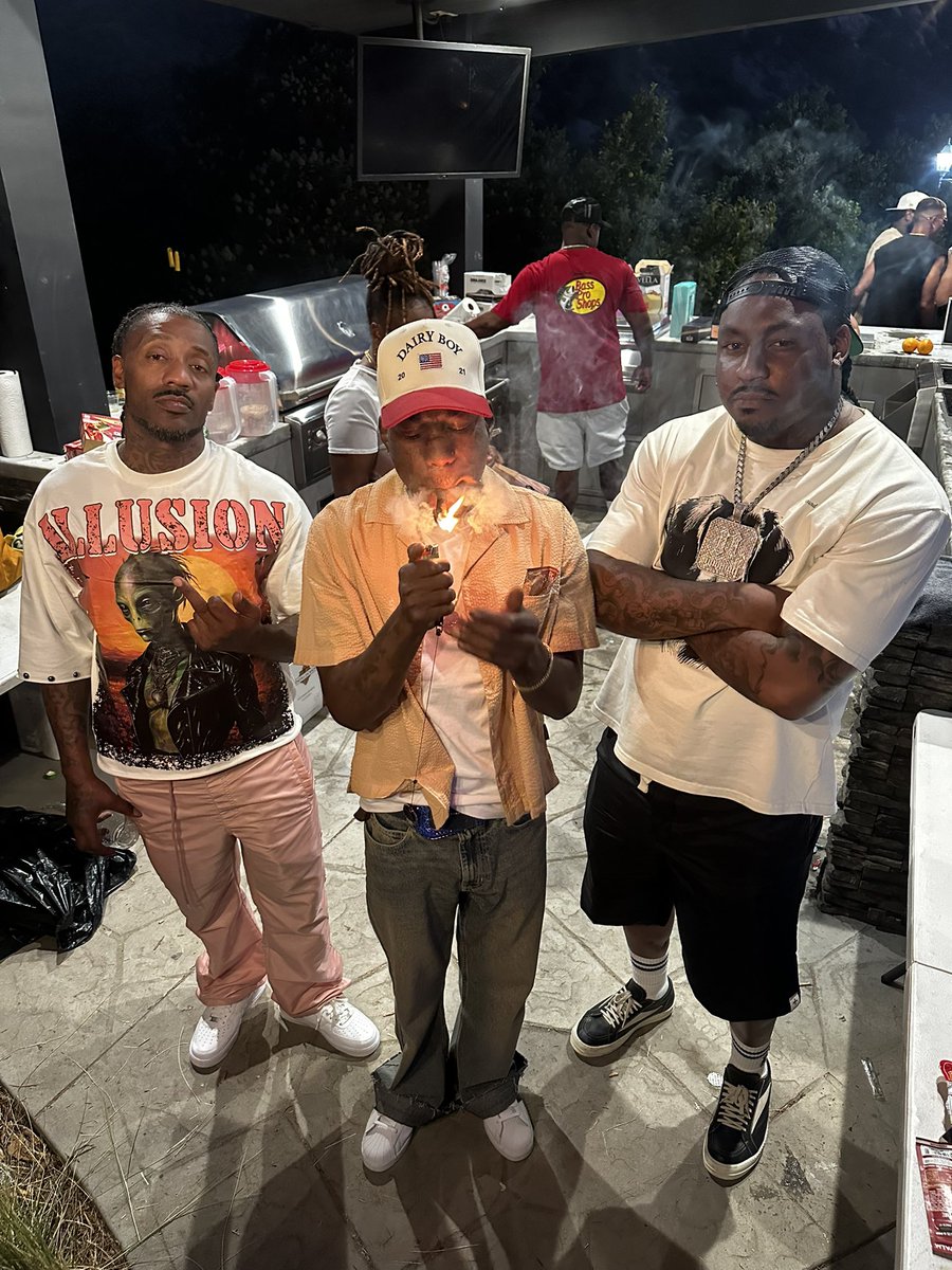 LilOnehunnet's tweet photo. @ @theGame house 🍇😈 https://t.co/0oFiKIbxfR