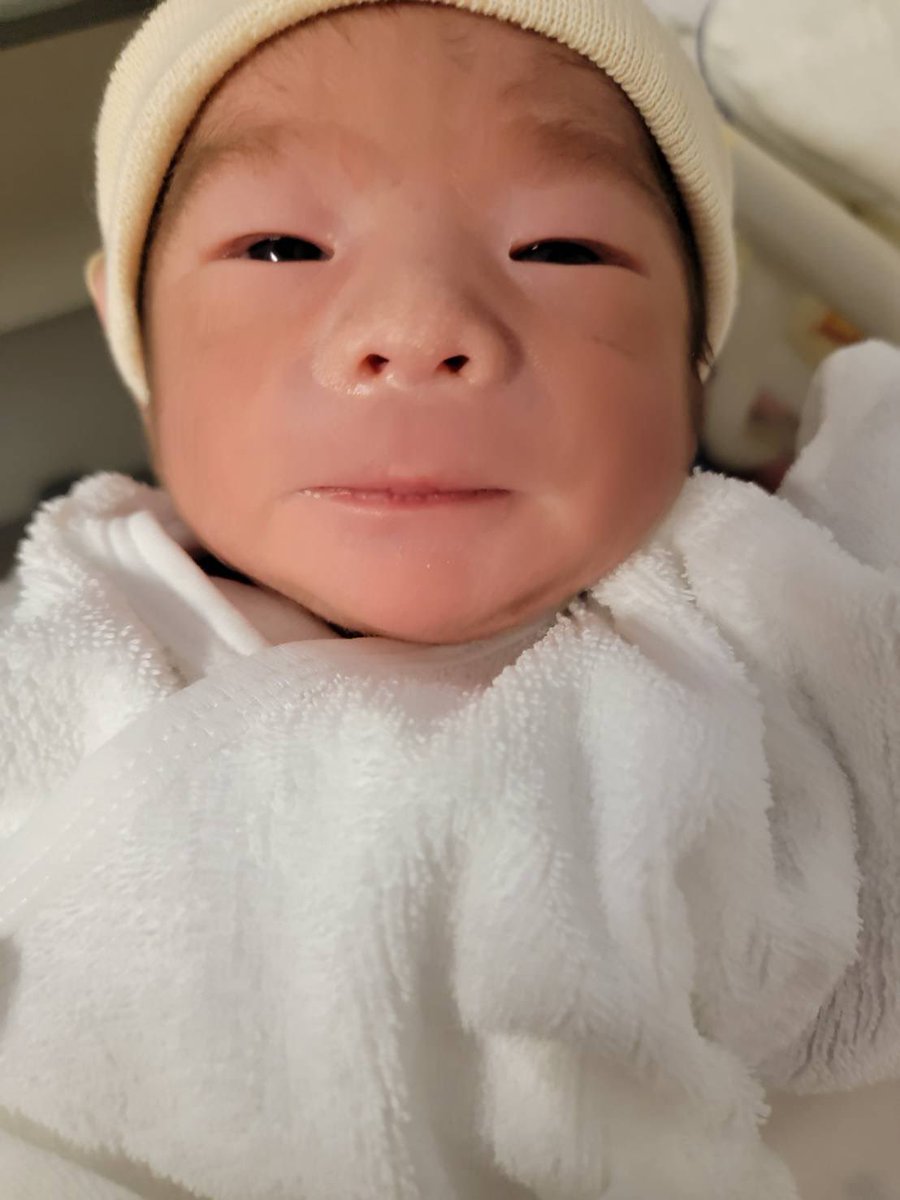 jinanmise's tweet photo. 【ご報告】
先日7/31日に第三子となる男の子が産まれました！
予定日より1ヶ月早い36週での出産！嫁ちゃん緊急入院！妊娠高血圧症、妊娠糖尿病発病！
2326g。
それでもベイビーは元気に産声をあげてくれた。
母子共に元気です。何より！
頑張った嫁ちゃん！病院の方々にも感謝！
さぁパパ頑張ります！ https://t.co/vYGlJitfqf