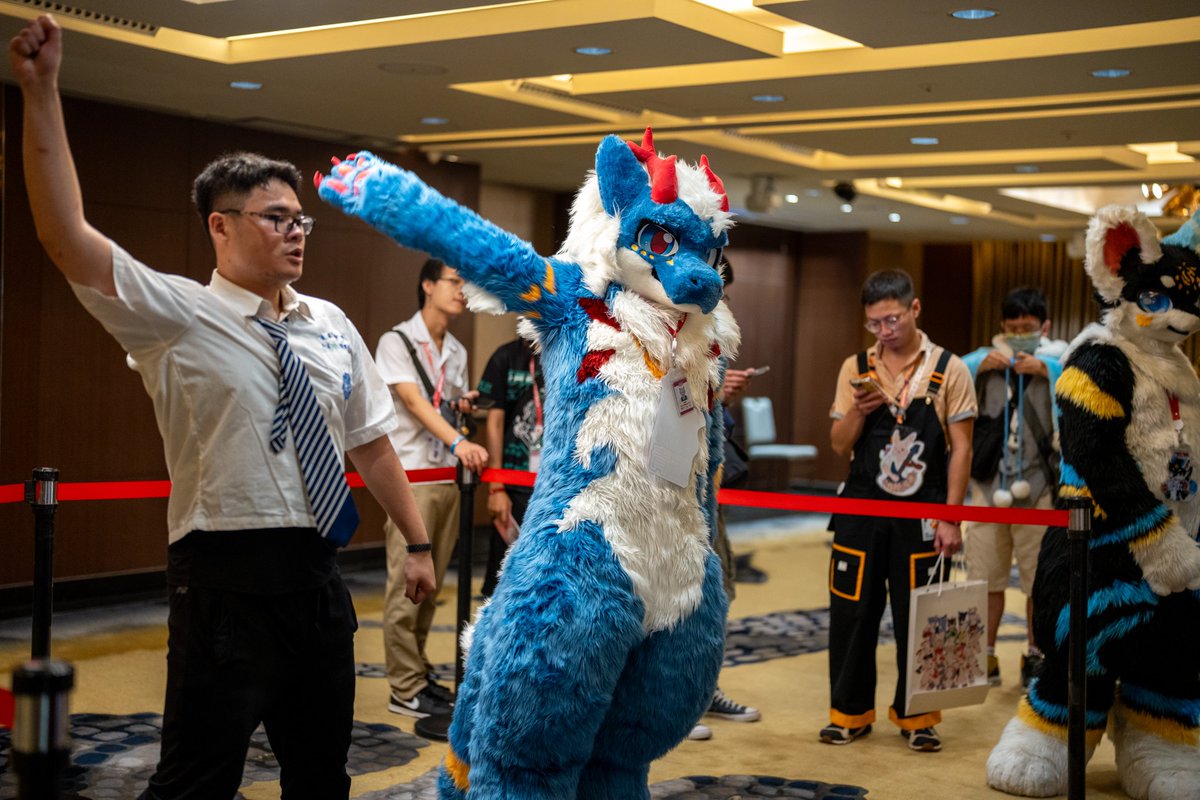 I really like dancing 🥴🥴🥴

#UTFG
#FursuitEveryday