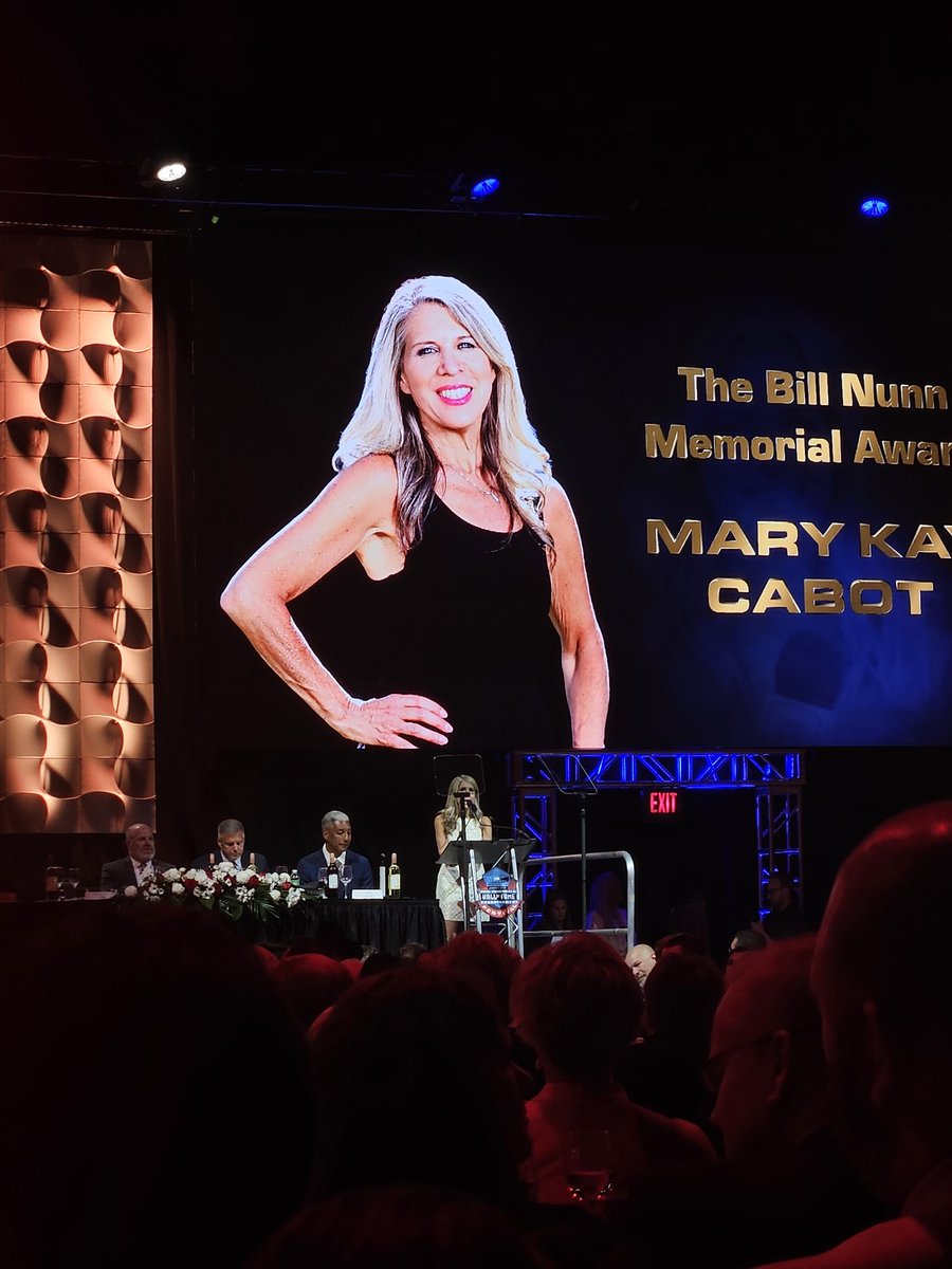 ProFootballDoc's tweet photo. #GoldJacketDinner
Congrats @MaryKayCabot
And with the line of the night: "I now understand why Bill Belichick gave me a hard time as a 28 year old reporter. He couldn't relate to a woman that old" https://t.co/3TnyTbsAgD