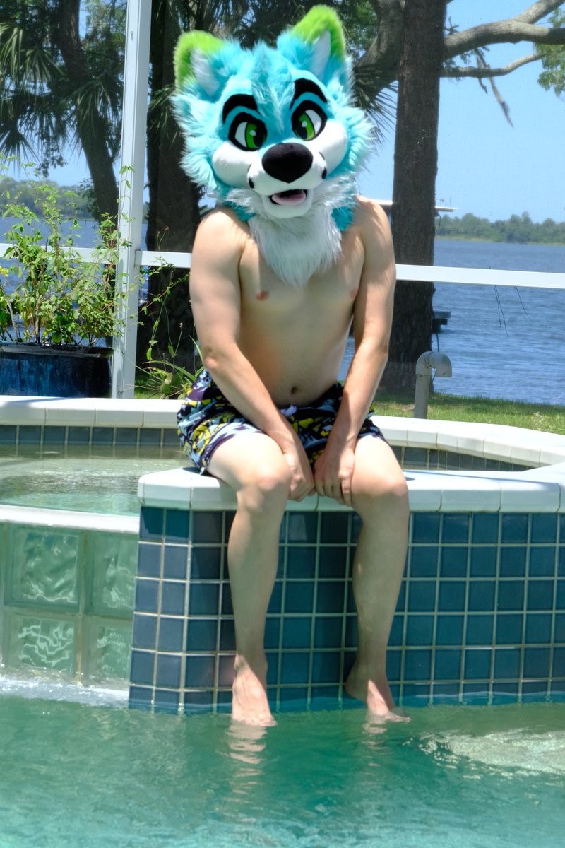 Time for today's unsolicited shirtless/furless #FursuitFridays post

📸 : <a href="/Wolff_Forrest/">Forrest Wolff</a>