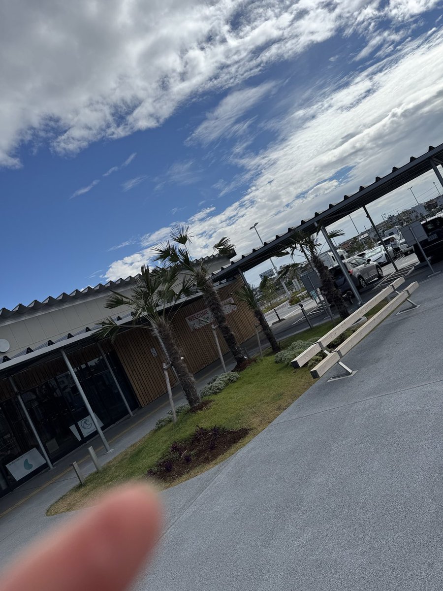 PEANUTS505's tweet photo. ちがさきの道の駅で暇つぶし、開店前から満車です。 https://t.co/3SfisWkIfL