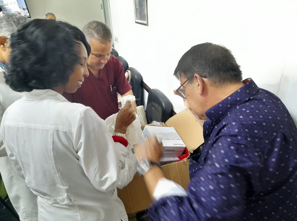 La sensación del deber cumplido martiano es placentera, entregando instrumental quirúrgico donado por médicos cubanos residentes en Barcelona,  a la Directora del Hospital CARDIOVASCULAR. “Con todos y para el Bien de Todos” porque “Patria es Humanidad”. #Cuba