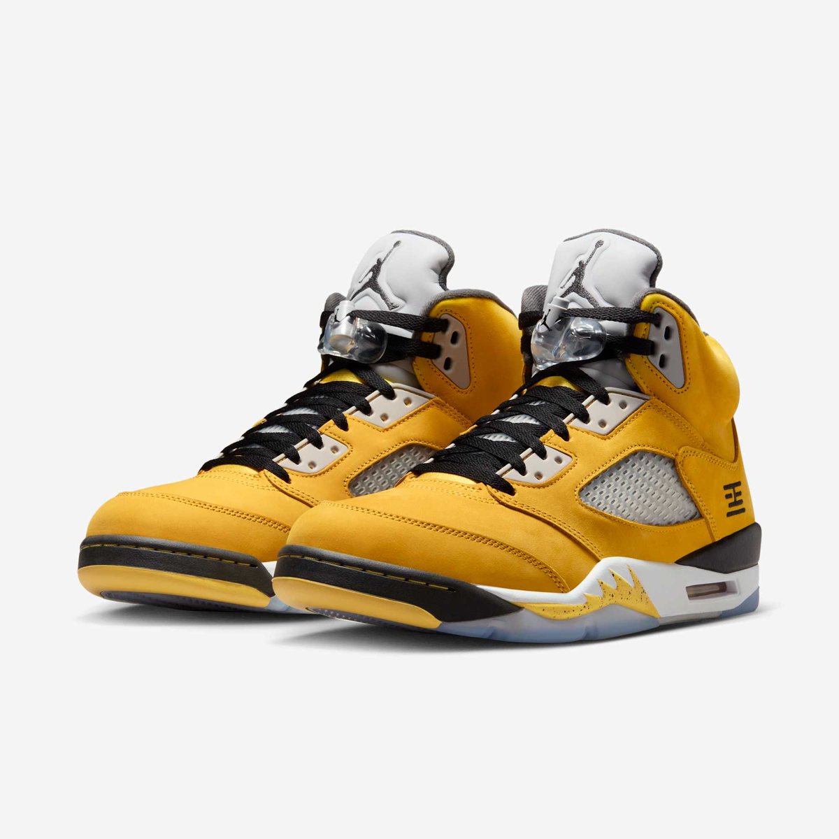 JustFreshKicks's tweet photo. OFFICIAL IMAGES: 2025 Air Jordan 5 Retro “Tokyo” ⚡

🗓️ September 27th https://t.co/MXJp9gdZb3