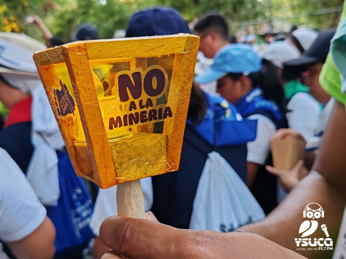 ysuca91siete's tweet photo. #Peregrinación | Al ingresar a Chapeltique, los peregrinos de Romero encienden farolitos color amarillo con los que expresan su rechazo a la minería metálica en El Salvador, aprobada en diciembre del año pasado. https://t.co/Hc0wB2XDZx