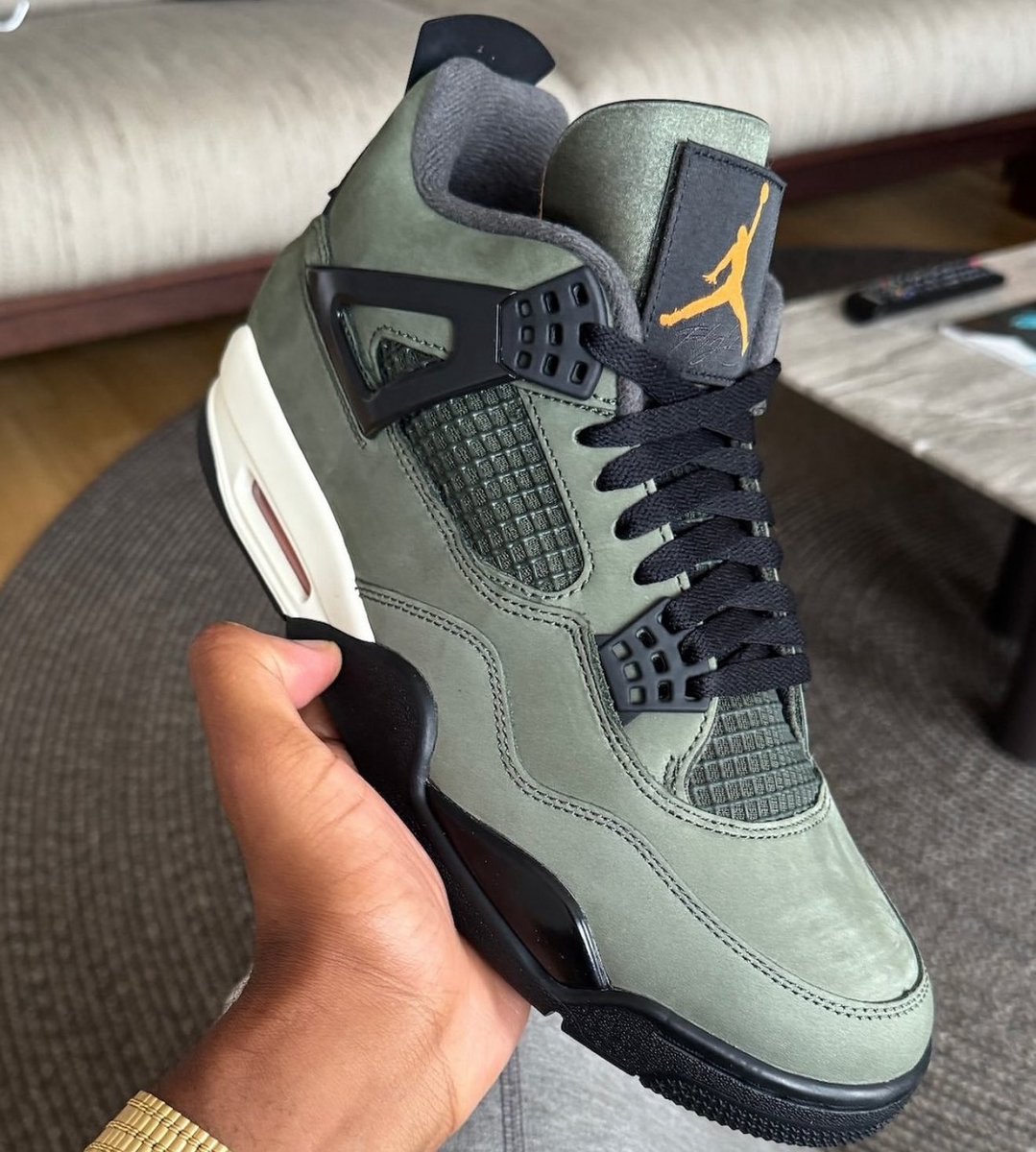 JustFreshKicks tweet media