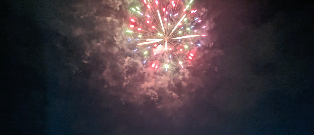 shibazushipr's tweet photo. おはようございます☀
昨日、仕事終わりに花火🎆を観ることができました!😊
花火って良いですね!
本日は、北國花火川北大会もございます!
忙しくなりそうです。
#芝寿し
#毎日挨拶ポス
#450d
#笹ちゃんの日常 https://t.co/NDMYpEVPbE