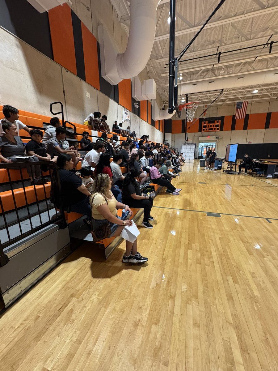 Season is here!

Appreciate all the parents that showed up this evening.

#BulldogCountry
🟠⚪️⚫️