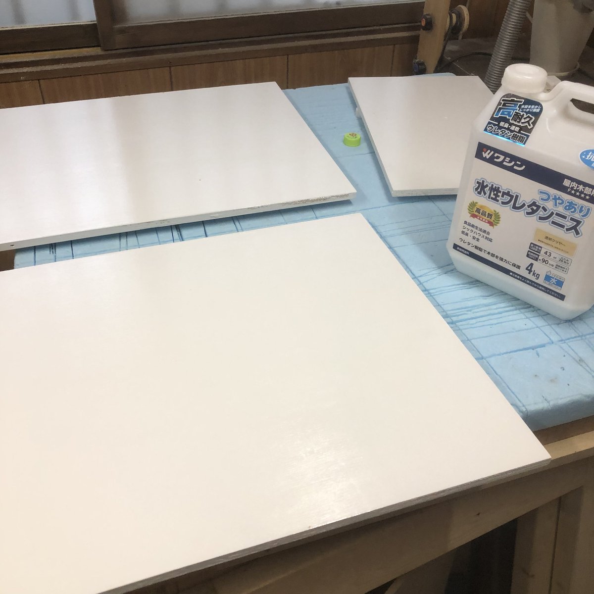 DiySmallFactory's tweet photo. パソコンラック作成の続きです。
ニスを塗って光沢が増しました。😋

ビスケット接合で仮組みします。
今回の山場は、棚板の固定です。

合板のど真ん中にビスケットの入る穴をあけないといけないのですが……ジョイントカッターをどう使えばいいか？　端材で練習します〜。😆 https://t.co/lWyOppna6t