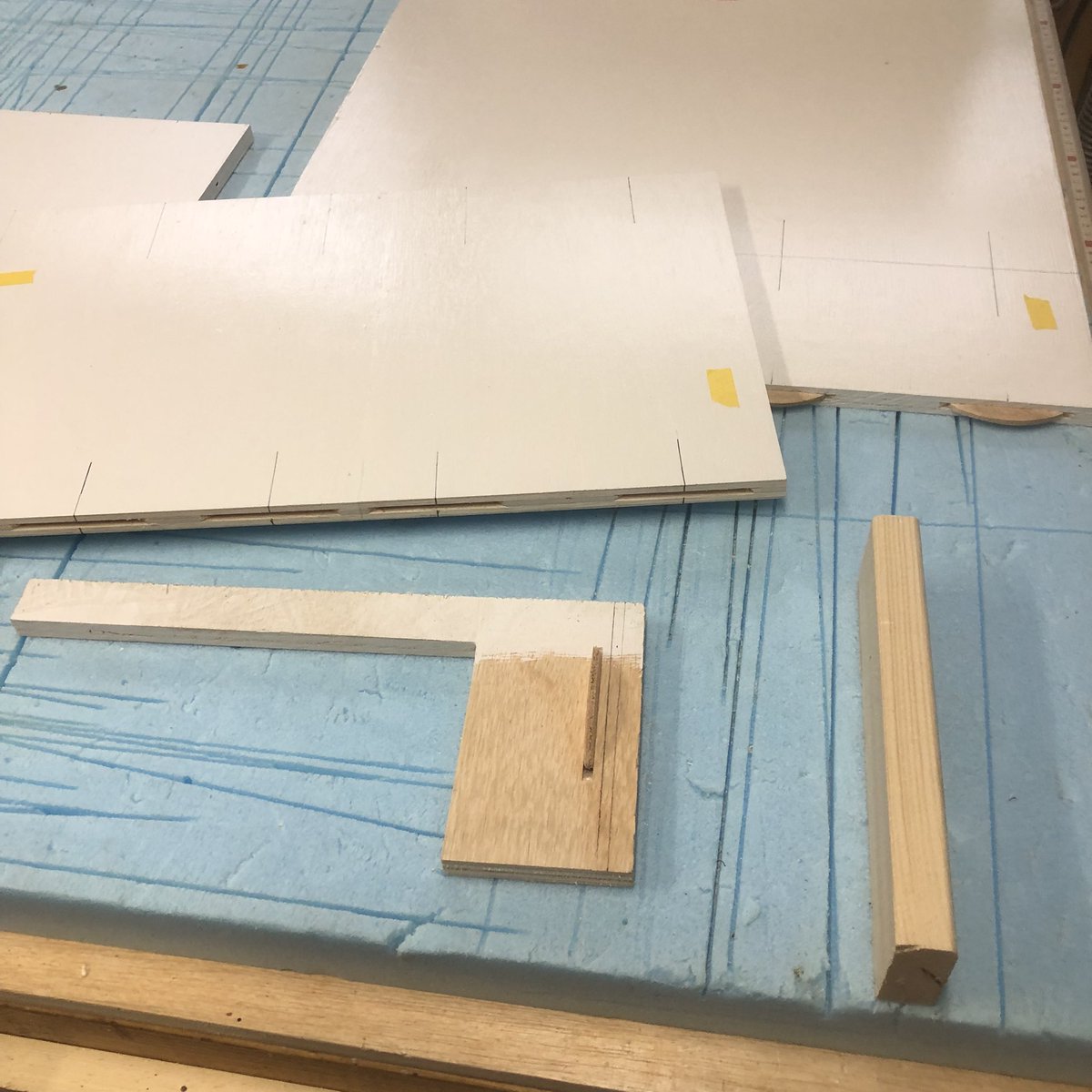 DiySmallFactory's tweet photo. パソコンラック作成の続きです。
ニスを塗って光沢が増しました。😋

ビスケット接合で仮組みします。
今回の山場は、棚板の固定です。

合板のど真ん中にビスケットの入る穴をあけないといけないのですが……ジョイントカッターをどう使えばいいか？　端材で練習します〜。😆 https://t.co/lWyOppna6t