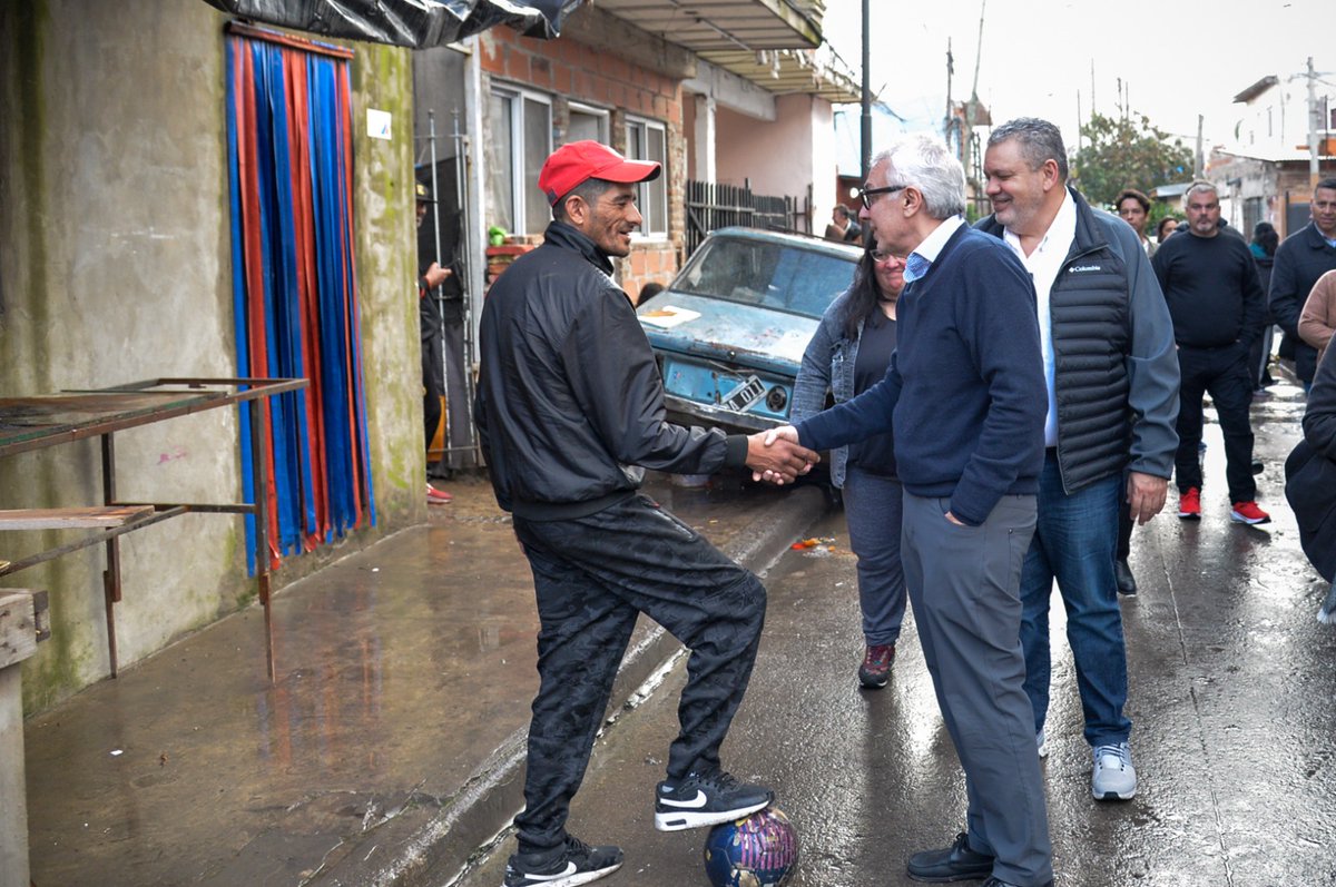 ZamoraJulio's tweet photo. Luego nos reunimos con vecinos y vecinas del barrio Presidente Perón, quienes nos comunicaron sus problemáticas con respecto a las adicciones, la inseguridad y la necesidad de alimentos. Juntos, destacamos la importancia de la participación civil y el cuidado de los jóvenes.

#SomosBuenosAires