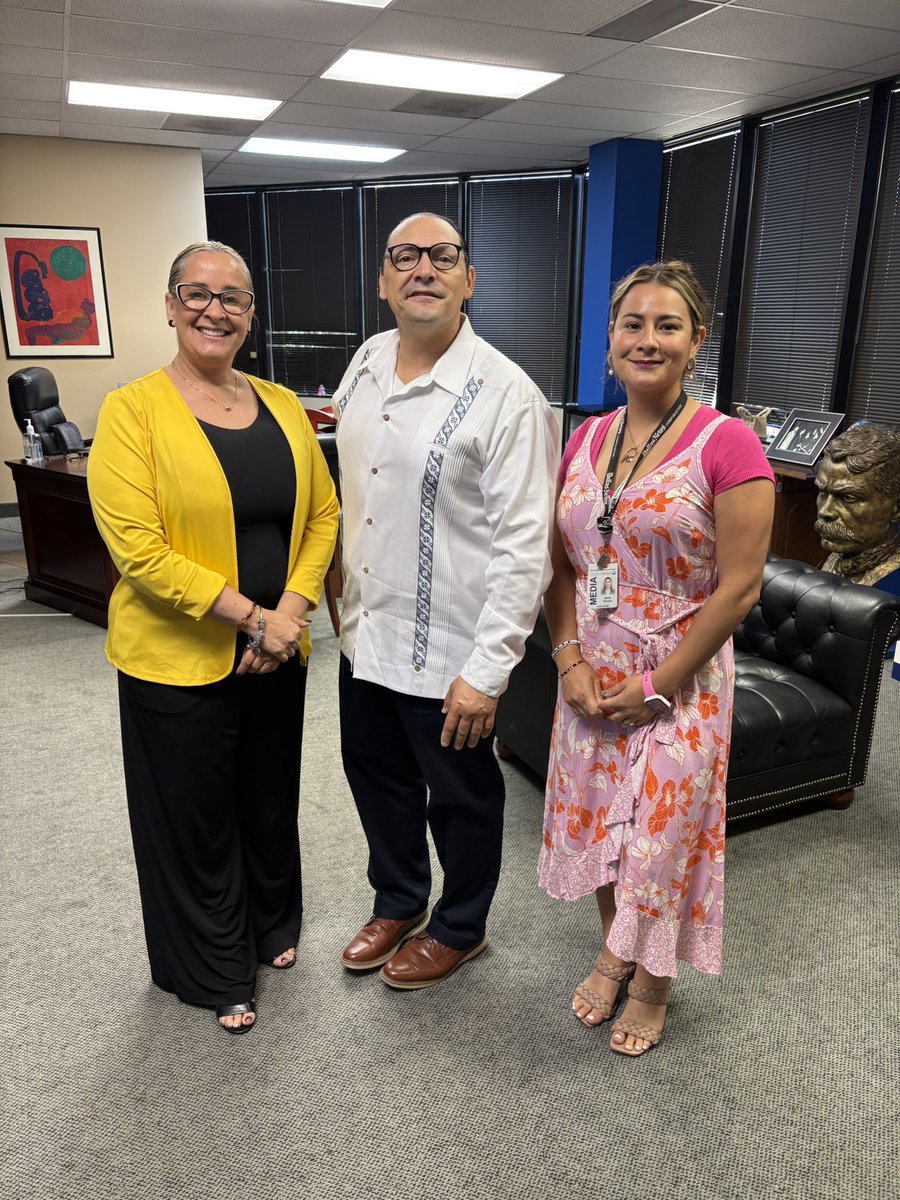 Gracias <a href="/fdelatg/">Francisco de la Torre 🥑</a> por tu liderazgo, por tu paciencia y por lo que aprendí contigo. Fuiste más que un jefe: fuiste guía, ejemplo y un apoyo en mi camino.
Me reiré de tus chistes 🎶ilari ilari e oh oh!!!  Y hasta el último escalón que pisaste con tu canción 🎶 tan, taran, tan, tan🤣