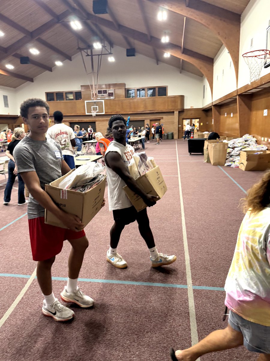 CROWNS OVER TROPHIES 
#Htownrevival

Proud of <a href="/PaulHill_27/">Paul Hill</a> &amp; <a href="/_jaydennelson/">Jayden Nelson</a>  for showing servant leadership today. Mark em.