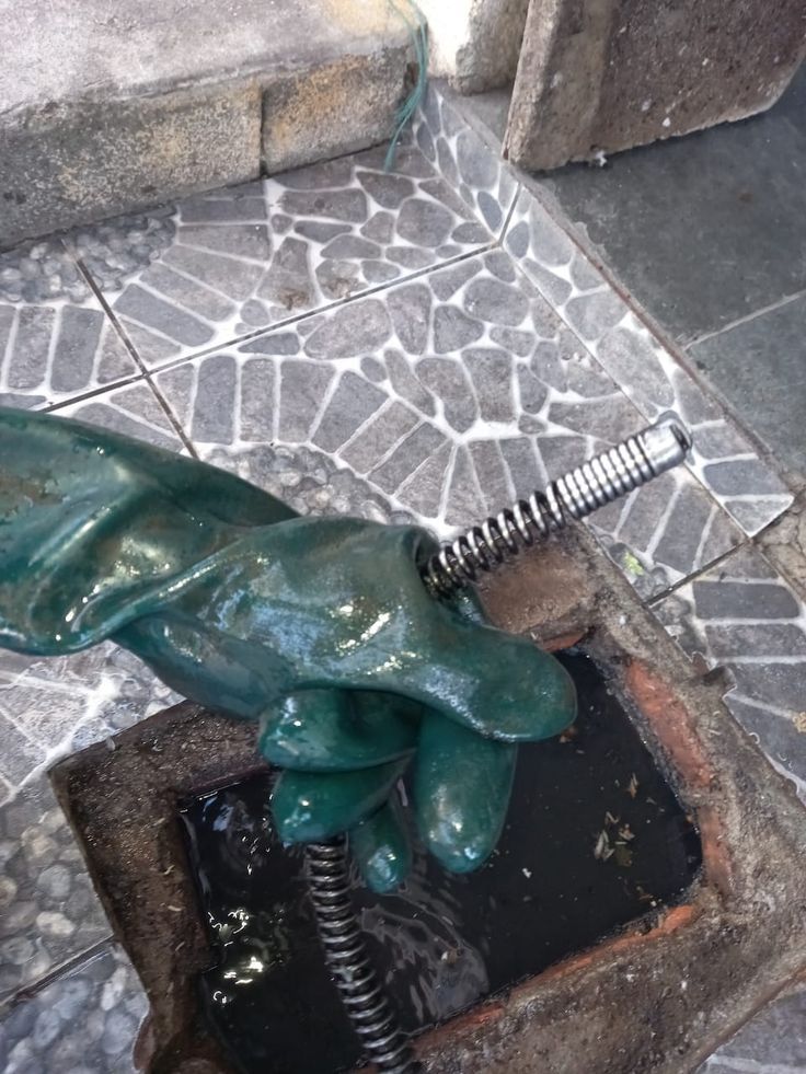 🚨 ودّع الشغل العشوائي! 🚨
نوفر لك خدمة تسليك مجاري وبلاعات بالمدينة المنورة بأحدث الأجهزة وبدون تكسير. نحل جميع أنواع الانسدادات بسرعة وكفاءة وعلى يد فنيين خبرة. متوفرين 24 ساعة وبأسعار منافسة. اتصل الآن وخلي بيتك نظيف وآمن من أي انسداد أو روائح مزعجة!