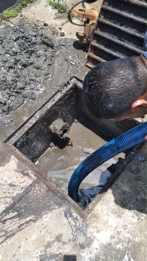 🚨 ودّع الشغل العشوائي! 🚨
نوفر لك خدمة تسليك مجاري وبلاعات بالمدينة المنورة بأحدث الأجهزة وبدون تكسير. نحل جميع أنواع الانسدادات بسرعة وكفاءة وعلى يد فنيين خبرة. متوفرين 24 ساعة وبأسعار منافسة. اتصل الآن وخلي بيتك نظيف وآمن من أي انسداد أو روائح مزعجة!