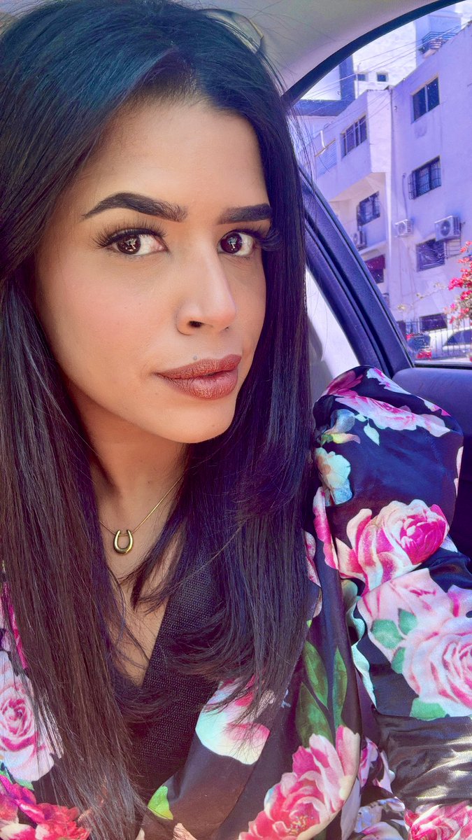 Me llamaron a sesión de fotos matutina con pocas horas de anticipación.😫

¿Cómo resolví? Haciendo auto-makeup sencillo, el hair me lo había secado ayer al aire en casa y pedí me lo plancharan hoy en el salón mientras me pintaban las manos y depilé. En 1 hora,15min me terminaron.