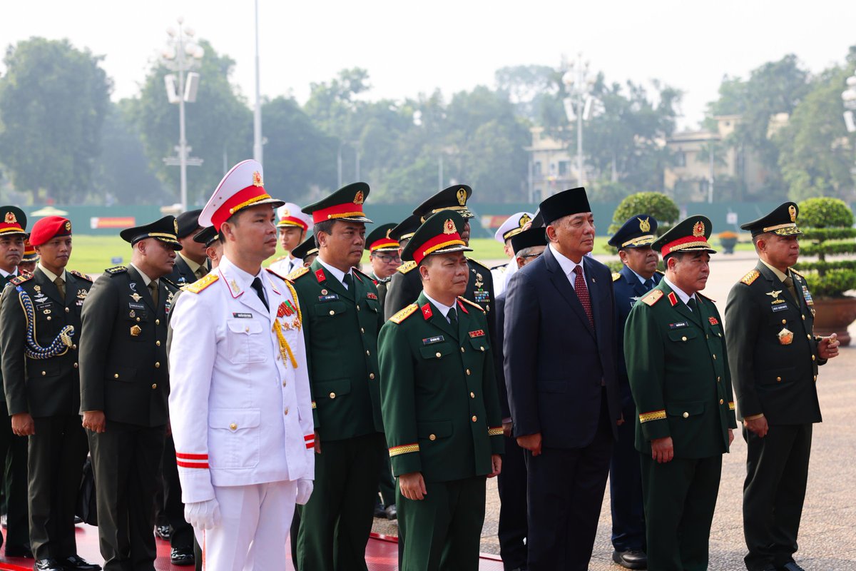 sjafriesjams's tweet photo. Dalam rangkaian Kunjungan Kerja di Vietnam, saya berkesempatan mengunjungi Mausoleum Ho Chi Minh di Hanoi dan meletakkan karangan bunga kedua sebagai bentuk penghormatan (Rabu, 30 Juli 2025).

Peletakan karangan bunga ini merupakan simbol penghargaan terhadap Presiden Ho Chi Minh sebagai tokoh proklamator dan pemimpin revolusi Vietnam, serta mencerminkan rasa hormat atas sejarah perjuangan bangsa Vietnam dalam meraih kemerdekaan dan kedaulatannya.