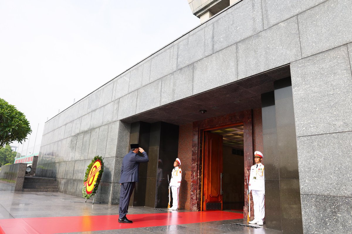 sjafriesjams's tweet photo. Dalam rangkaian Kunjungan Kerja di Vietnam, saya berkesempatan mengunjungi Mausoleum Ho Chi Minh di Hanoi dan meletakkan karangan bunga kedua sebagai bentuk penghormatan (Rabu, 30 Juli 2025).

Peletakan karangan bunga ini merupakan simbol penghargaan terhadap Presiden Ho Chi Minh sebagai tokoh proklamator dan pemimpin revolusi Vietnam, serta mencerminkan rasa hormat atas sejarah perjuangan bangsa Vietnam dalam meraih kemerdekaan dan kedaulatannya.