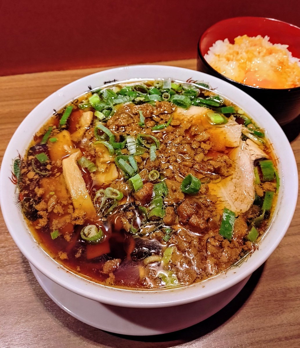 阪東橋『麺や太華』🍜140
中華そば　卵かけご飯

醤油がキリッと効いた酸っぱ美味なスープに優しい背脂🍜
いつもの背脂増しにしたら肉かすの塊が入っててラッキー😍
ネギ・メンマ・薄切りのチャーシュー
ツルリとした麺のバランスが最高🙆🏻
激旨でご馳走様でした🙏🏻