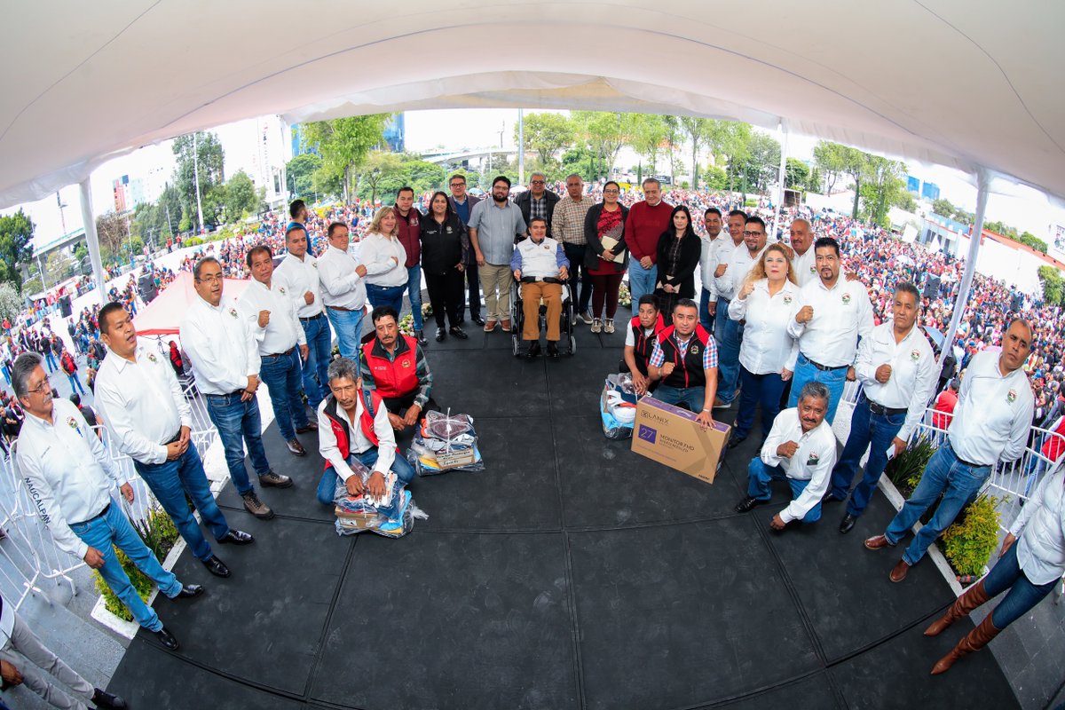 El presidente municipal, Isaac Montoya, acompañado del Secretario General del SUTEyM Sección Naucalpan, Tomás Palomares, encabezaron la entrega de ropa de trabajo para las y los 3,494 trabajadores sindicalizados del Ayuntamiento.🤝

#CiudadNaucalpan #AquíGobiernaLaEsperanza