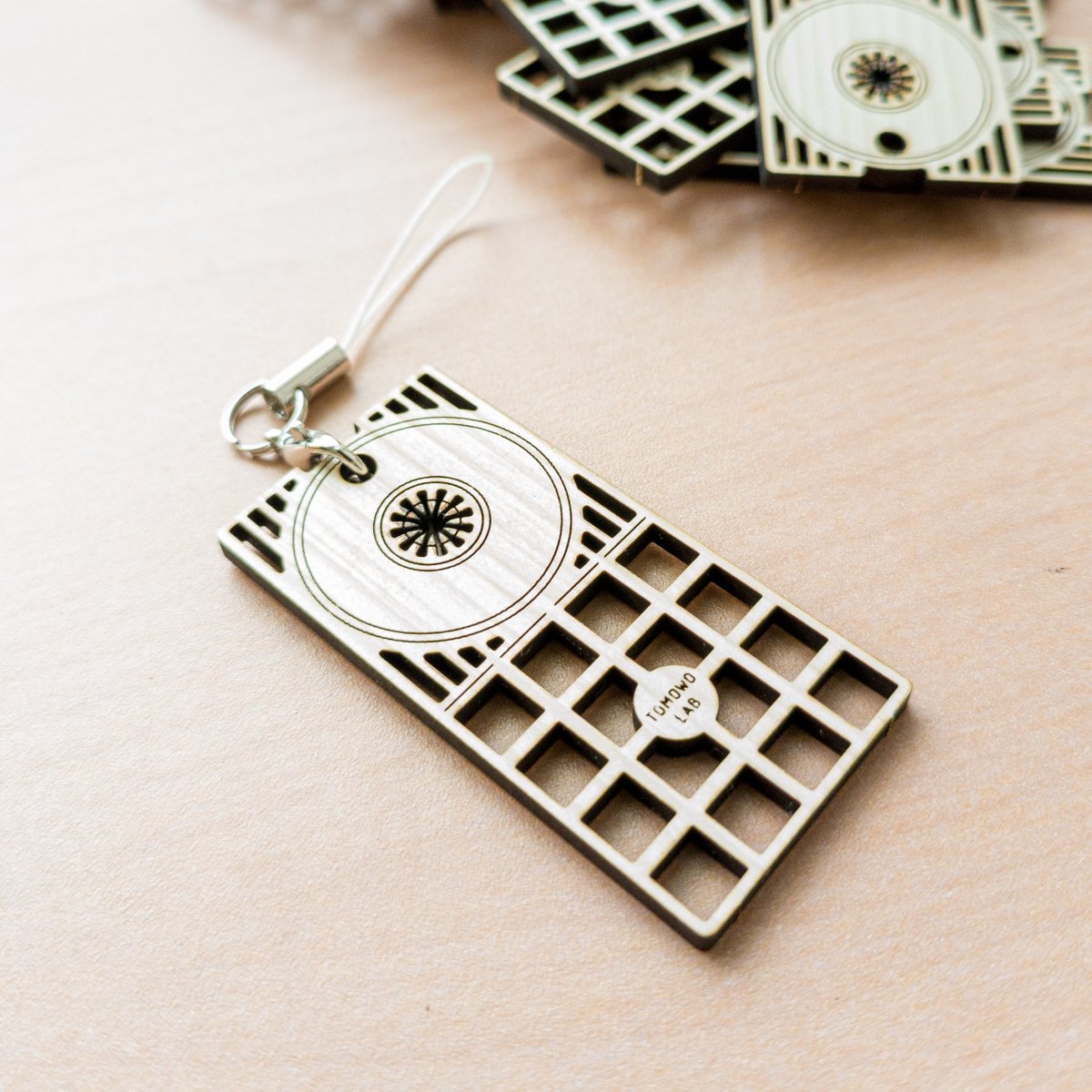 シングルキーホルダー完成〜

( ﾟдﾟ)ﾊｯ!⋯休日の朝からオイラは一体何を作っているのか⋯