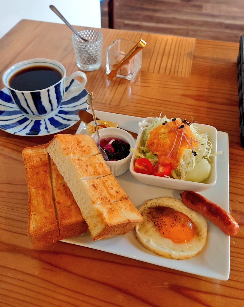 hashiyan84aichi's tweet photo. 休日の朝はモーニング②
磐田市の「cafe azure」へ✨
トーストモーニング(+330円)をいただきます😋
#モーニング
#はしやんの休日モーニング
#磐田モーニング
#人参ドレッシング
#cafeazure https://t.co/jfuKmaKCPz