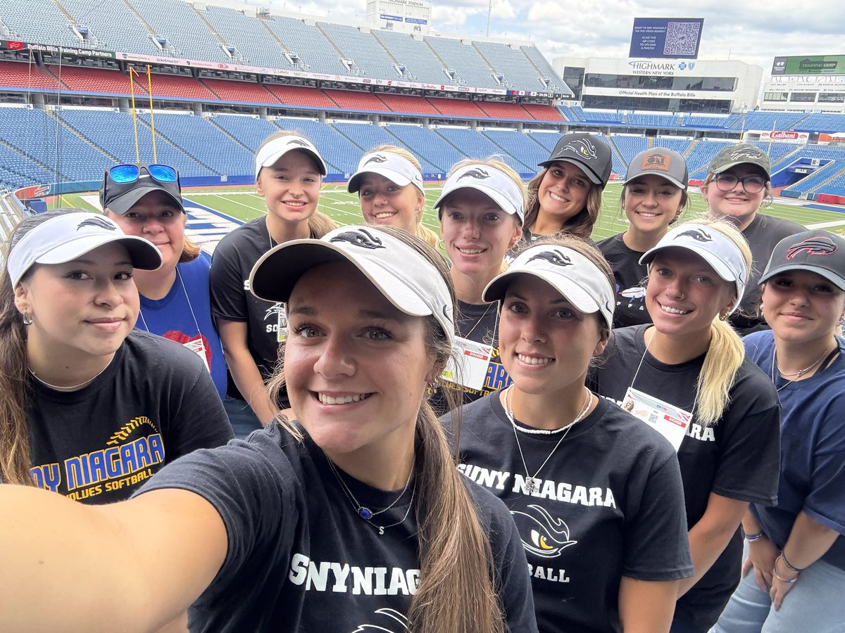 Thunderwolves softball working the Red and Blue game to raise money for Florida! 
#GoBills
#Springbreak
#RollWolves🥎🐺