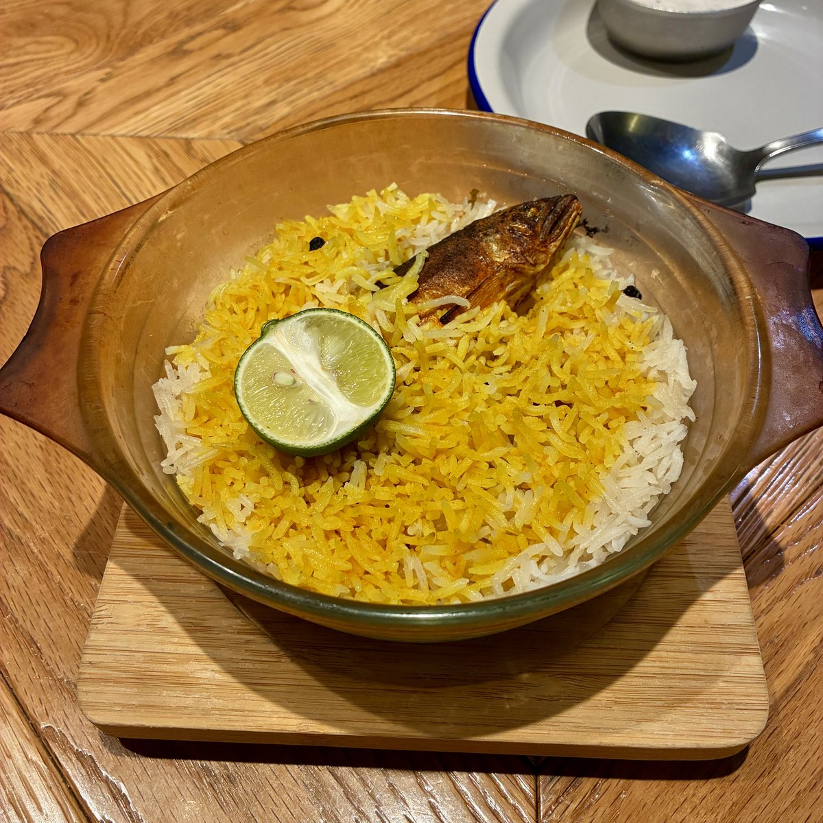 【鮎ビリヤニ】
8月ディナー限定ビリヤニです！
旬の鮎が、贅沢に丸一匹入っていて、
スパイシーなマサラと大葉の爽やかな香りが、食欲をそそるビリヤニです🐟
ぜひご賞味ください！