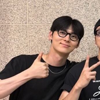 mohng95's tweet photo. 저는그냥이두분이같은그룹이엿던것도신기하고나이도똑같고취미도잘맞고지금도친하게지내시는게정말정말보기좋은것같아요..개안즈사진은떴으니까이제저는개안즈셀카뜨는날기다릴게요개안즈오빠들사랑해요영원히친하게지내세요 https://t.co/UwYJAkZxff
