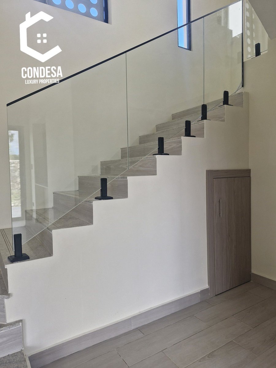 Vendo en Vista Cana c Panorama Park 

Villa de 110 metros cuadrados de construcción
Características 

1 er nivel:sala, comedor, cocina con su closet de lavado, medio baño, terraza, escalera. 

2do nivel: 2 habitaciones cada una con su closet y un baño, 1 habitacion principal con