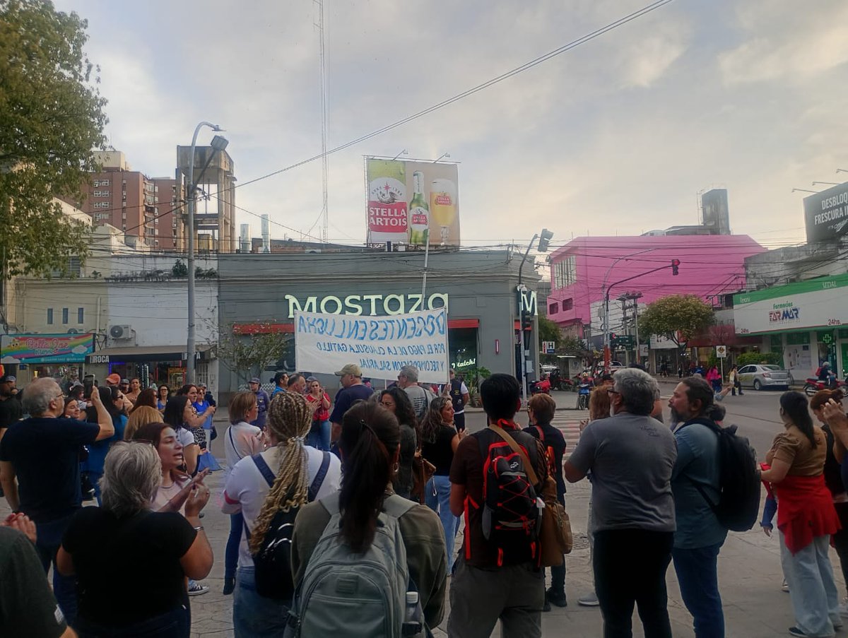 Cotoalmeida's tweet photo. Hola @LeandroZdero, acá te saluda la docencia chaqueña a la cual le sacaste la cláusula gatillo trimestral además de la conectividad, el incentivo docente y despues de 1 año y 8 meses sin paritarias.
¡Abajo el ajuste de Milei - Zdero!
#Chaco #LuchaDocente #Ajuste #Zdero #UCR https://t.co/Ak0FQQKCRu