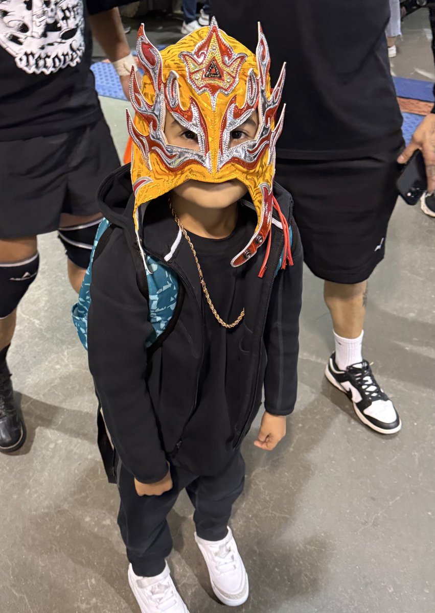 Thank you Carnal.  <a href="/ReyFenixMx/">REY FENIX WWE</a> le hiciste el dia!! 
2 Days!!!!  #SummerSlam