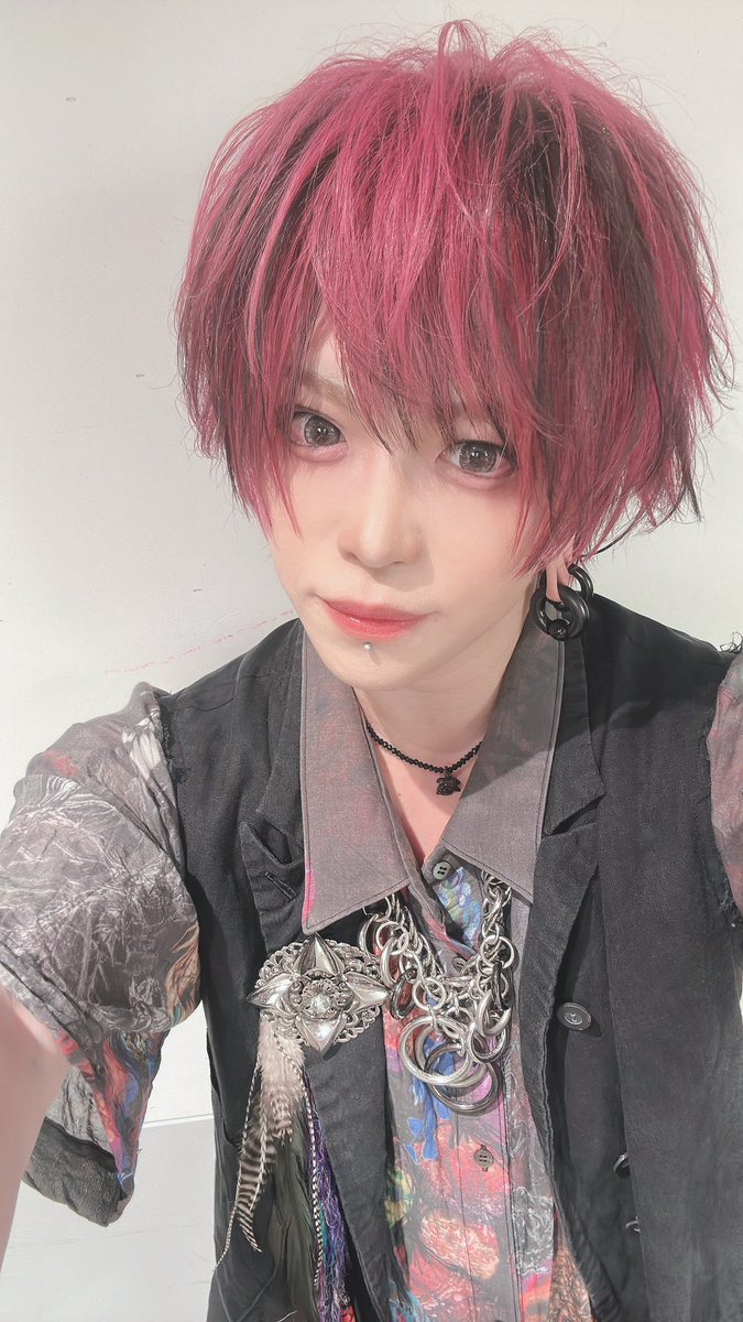 tohya_vistlip's tweet photo. 続いて昨日のとーやさん🐔🫶ヘアメイクも衣装も最高だったから盛れてるよ🍛🍛🍛全身写真は謎に今でしょポーズ🤚🤚#ABCvsJanne https://t.co/NEyhOUxwIZ