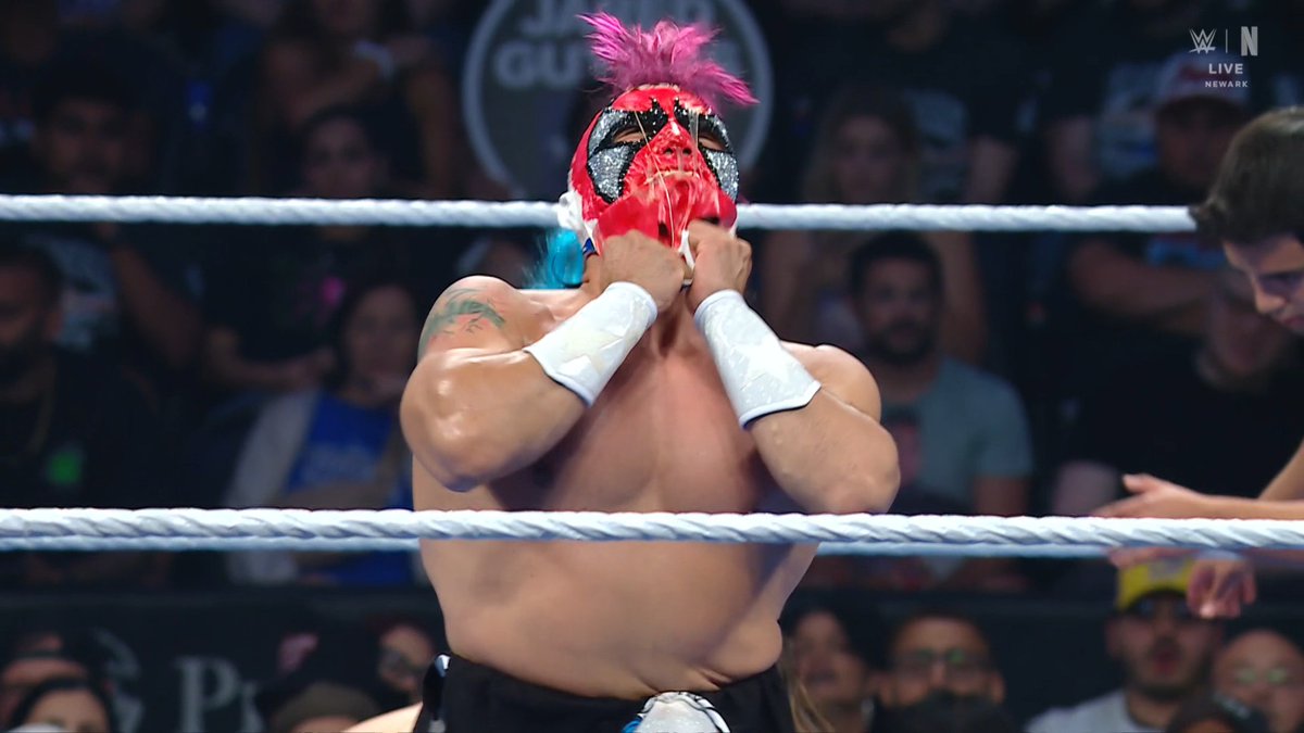 Las reacciones que Psycho Clown está sacando también del público. Él y Mr. Iguana tienen futuro en WWE. #SmackDown