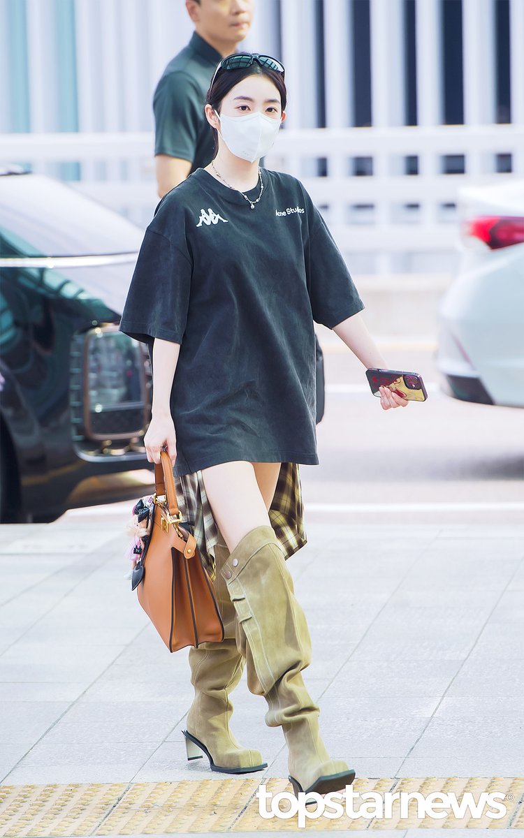 레드벨벳 아이린, ‘오늘은 핫팩 대신 가죽 부츠’ (인천공항 출국) [HD포토] #인천공항 #출국 #입국 #프리뷰 #레드벨벳 #RedVelvet #아이린 #IRENE topstarnews.net/news/articleVi… <- Original PHoto