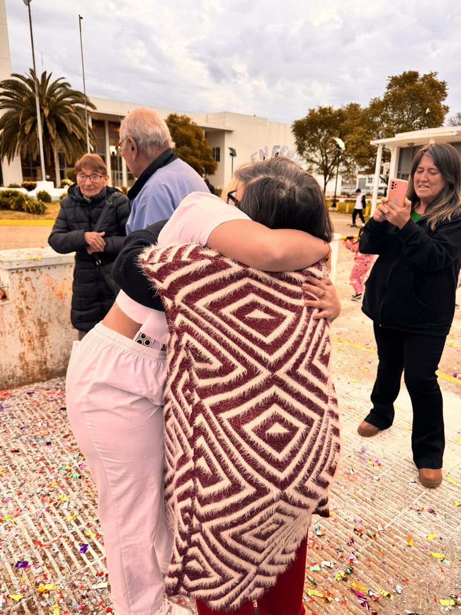 _camimaribel's tweet photo. Mis abuelos me vieron recibirme, no le puedo pedir más nada a la vida✨💖

Aunque falta mi abue Feli, que se cuanto deseaba verme así, parte de esto fue por y para el, que siempre lo sentí cerca🥺 https://t.co/f1luqnqCgI
