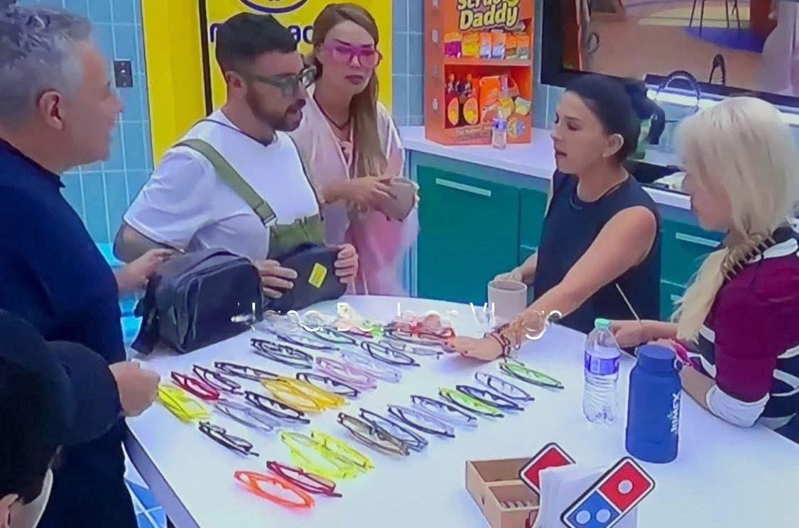 edriancitoo's tweet image. *Shiky mostrando los 40 lentes que se llevó a la casa*
Ninel: “A esto es a lo que le llamo ser inventada”
#LaCasaDeLosFamososMx 
#lcd