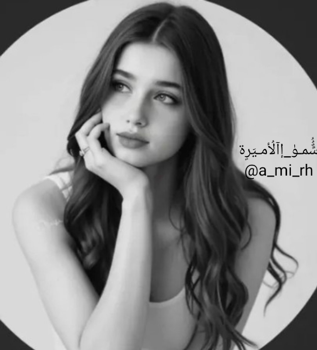أحَيَانَاً نَكَوَنَ عَلَىَ حَافَـﮬ̲̌ﮧَ الَشَوَقَ
فَيَأخَذَنَا الَكَبَرَيَاء إلَىَ صَـمـَتَ عَـمـَيَقَ

اشَتَقَتَ إلَيَكَ كَيَفَ تَكَتَبَـﮬ̲̌ﮧَا أصَابَعَ الَكَبَرَيَاء
#سًٌُُمـۈ_إآلُأمـيَرٍة
#a_mi_rh