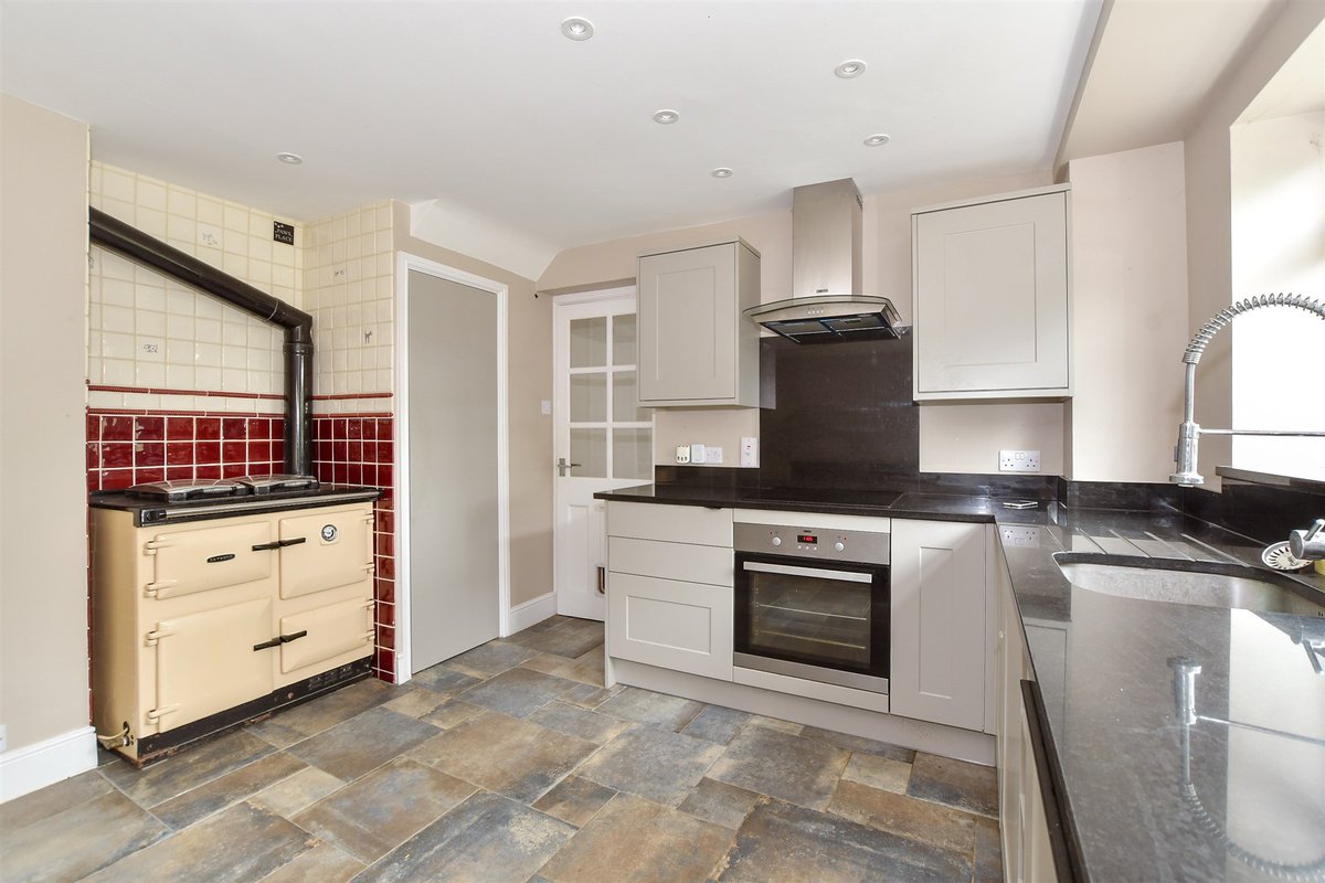 🏡 5 Bedrooms | Blindley Heath, Surrey

This quirky and well presented detached house is exceptionally spacious! Offering a new kitchen, attractive garden and a large driveway for multiple vehicles.

Find out more and book your viewing:
👉 birdeye.cx/jlbfso