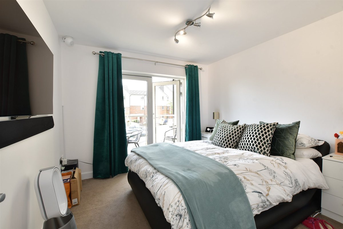 🏡 2 Bedrooms | Epping, Essex

Beautiful, modern first-floor flat benefitting from allocated parking, good sized rooms, and is just a short walk from Epping Central Line station and the high street.

Find out more and book your viewing:
👉 birdeye.cx/9wjdrm