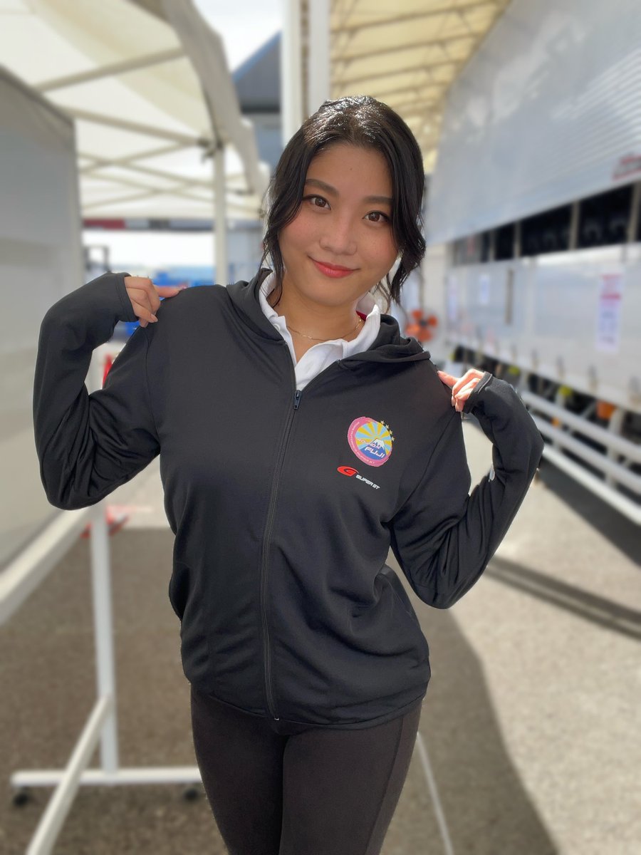 supergt_square's tweet photo. 【Mii】
富士スピードウェイは快晴☀️

オフィシャルショップに新作が沢山入荷しています🎊チェックしてみてくださいね✅

#SUPERGT #SUPERGTSQUARE #スーパーGT #富士GTSPRINT #富士スピードウェイ https://t.co/dU3ujGzzLg