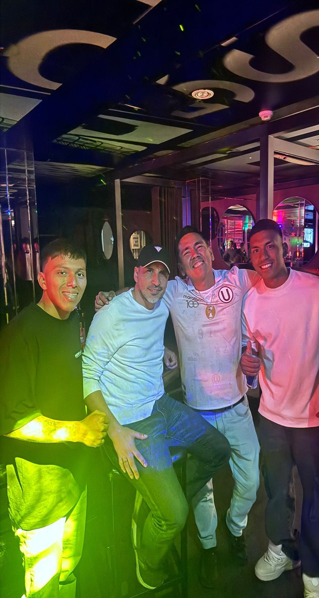 Como hincha de la U, retiro el término "vendido" Sin embargo, mantengo mi opinión: hay actitudes que reflejan doble moral, por la evidente falta de coherencia entre lo que se predica y lo que realmente se defiende.

Esos no son los de CAJA CREMA? y los que apoyaban a MAT?