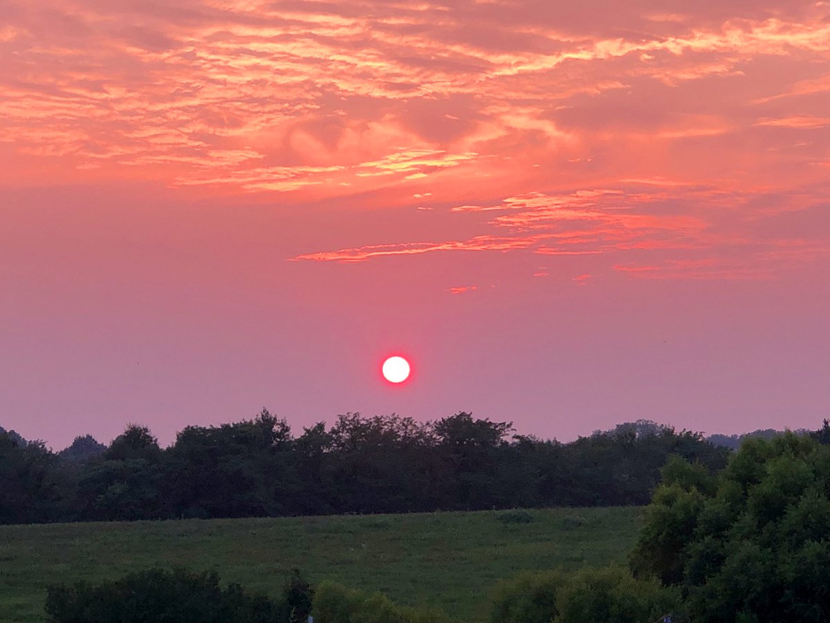 mattreinschmidt's tweet image. It’s not often you can look right at the sun before sunset #smoke #haze @fox4wx @NWSKansasCity (do not look at the sun with the naked eye ever ppl…) #mowx